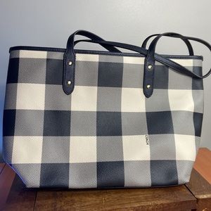 Preowned Coach

CITY ZIP TOTE WITH BUFFALO PLAID PRINT